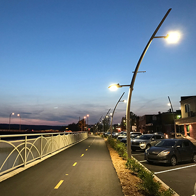 Éclairage piste cyclable et stationnement